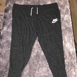 Nike 3/4 Joggers - Size XL